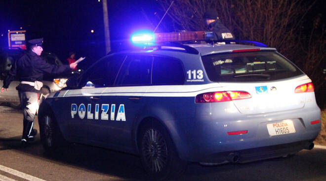 polizia_macchina_notte.jpg