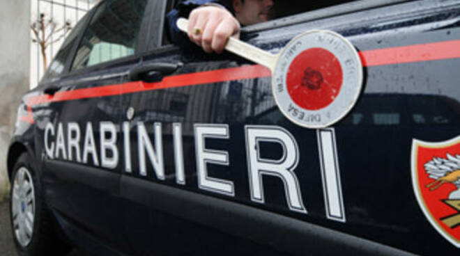 carabinieri-macchina.jpg