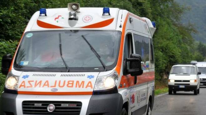 Pedone travolto da un'auto sulla Sarzanese: in codice rosso in