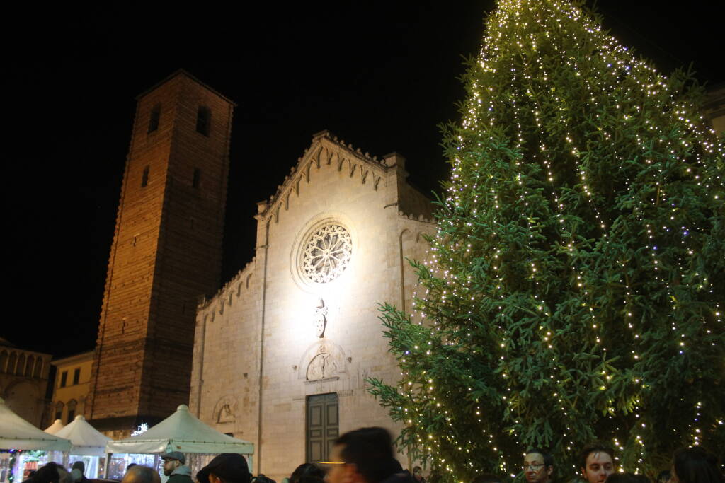 Immagini Luminose Natale.Natale A Pietrasanta Si Montano Le Pendane Luminose Luccaindiretta