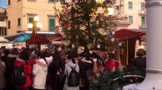 Immagini Di Bambini Di Natale.Natale A Fucecchio Gli Addobbi Dei Bambini Sull Albero Dei Diritti Dell Infanzia Ilcuoioindiretta