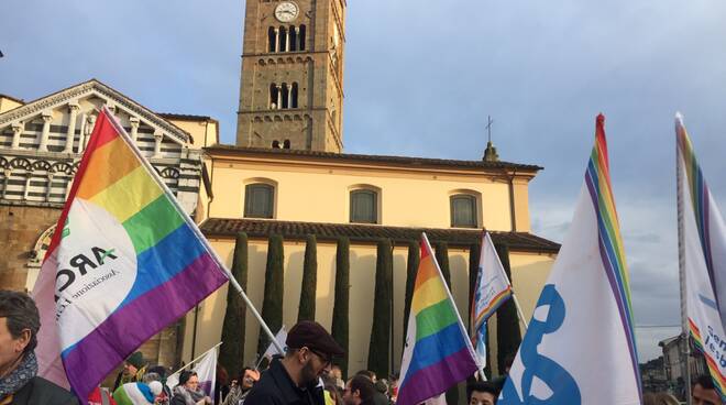 Altopascio in piazza per dire no all'omofobia