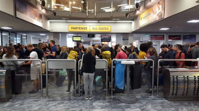 aeroporto controlli, turisti