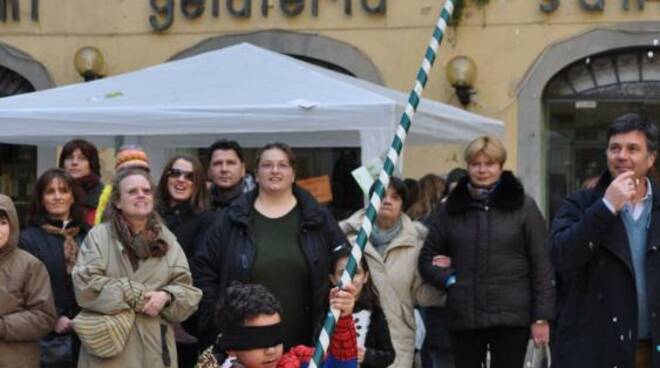 Carnevale, in piazza della Cittadella chiude con la 'Pentolaccia' -  Luccaindiretta