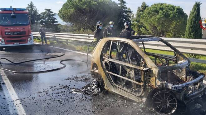 Auto a fuoco a Prato ovest