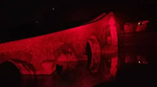 Borgo A Mozzano Per Halloween Il Ponte Del Diavolo Illuminato Di Rosso Serchioindiretta