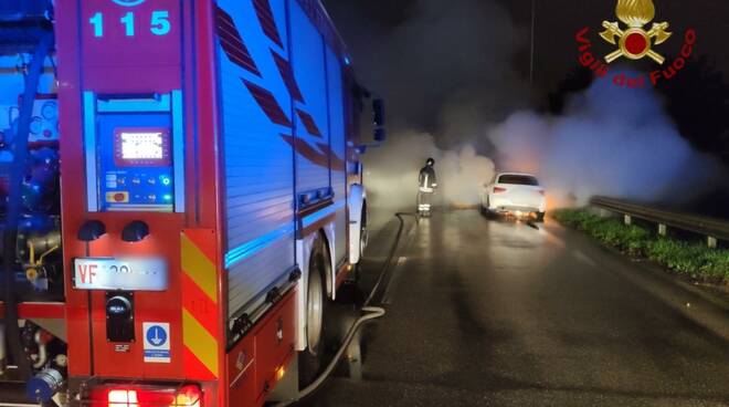 vigili del fuoco auto in fiamme Prato