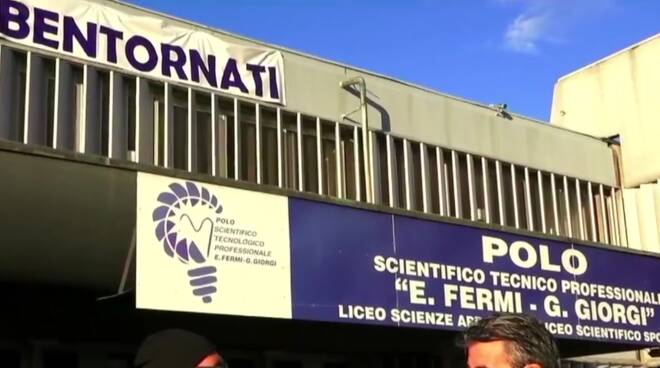 Scuola Fermi Giorgi riapertura striscione Bentornati