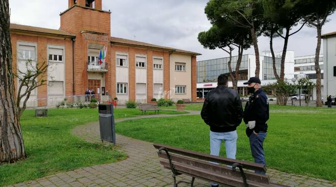 Polizia davanti al comune di Santa Croce