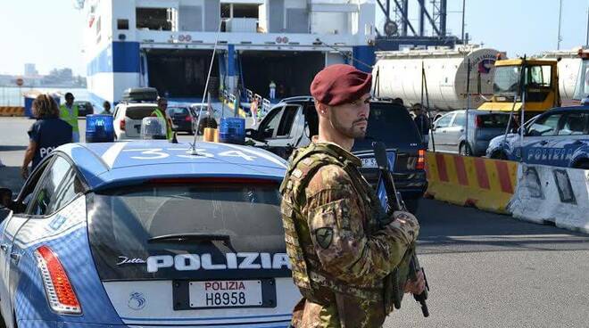 Polizia ed esercito al porto di Livorno