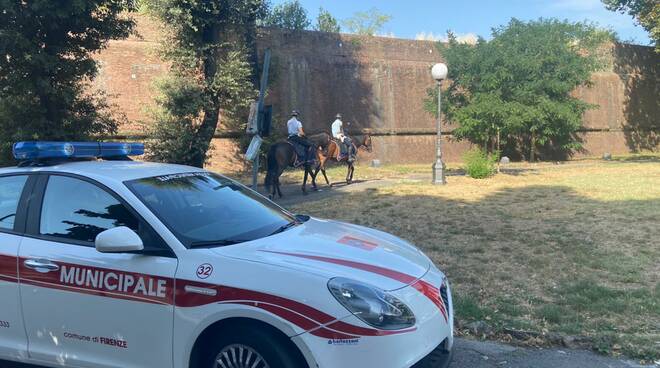 vigili a cavallo decoro rifiuti Firenze