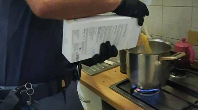 la polizia cucina per un anziano 