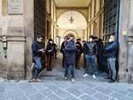 manifestanti no green pass davanti al tribunale di Lucca