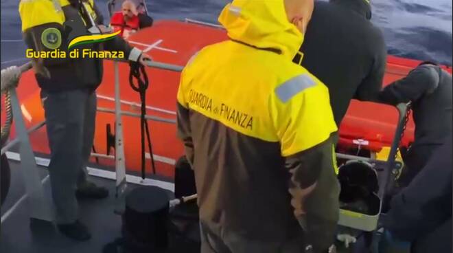 nave a fuoco guardia di finanza