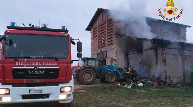 incendio rimessa agricola