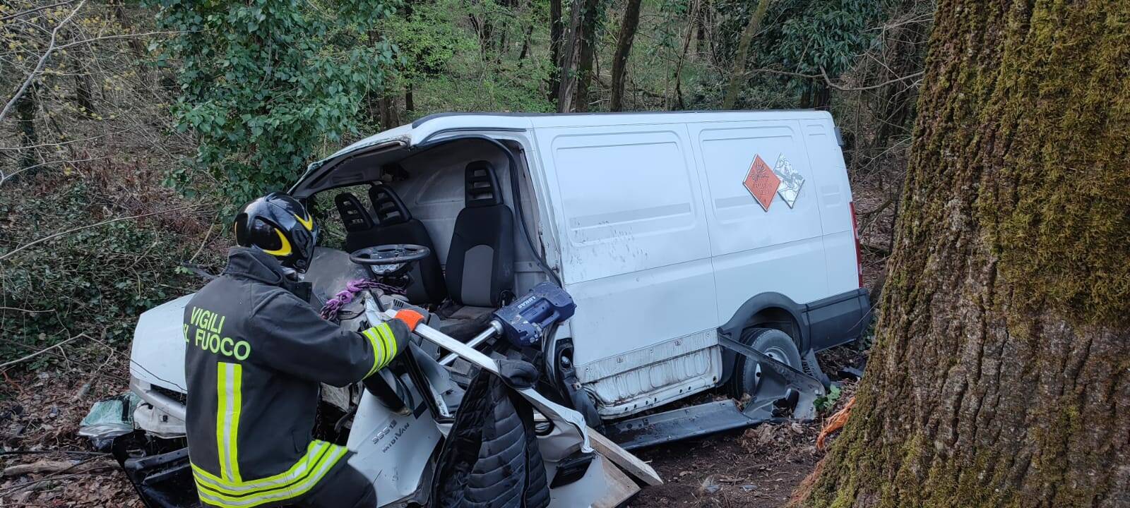 Si schiantano contro un albero con il furgone carico di esplosivo: gravi  due guardie giurate - SerchioInDiretta