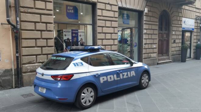 polizia a pisa in corso Italia