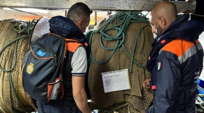 Guardia Costiera controlli ristoranti pescherecci