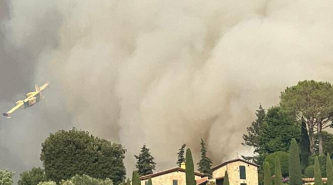 incendio massarosa foto inviate da Fabrizio Larini 