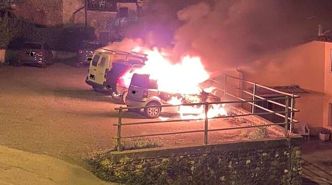 Auto in fiamme a Benabbio