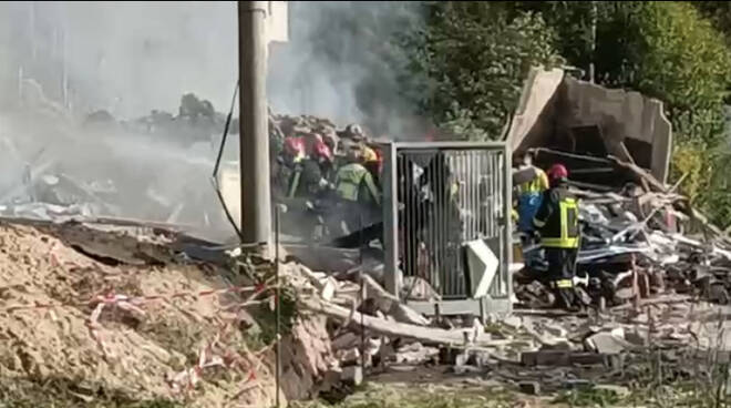 Esplosione in una palazzina: tre persone sotto le macerie