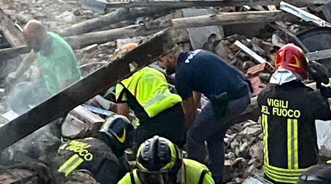 Esplosione in una palazzina: tre persone sotto le macerie