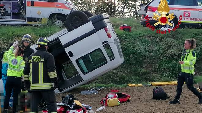 Il furgone finisce fuori strada e si ribalta: tre passeggeri estratti dalle lamiere