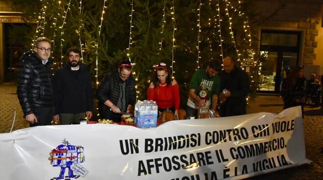 brindisi contro l'ordinanza anti alcolici a castelnuovo di garfagnana