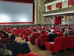 studenti del polo fermi giorgi al cinema con la croce verde