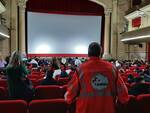 studenti del polo fermi giorgi al cinema con la croce verde