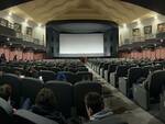 studenti del polo fermi giorgi al cinema con la croce verde