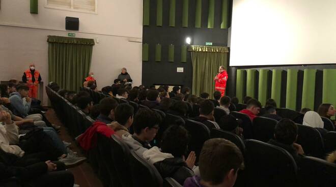 studenti del polo fermi giorgi al cinema con la croce verde