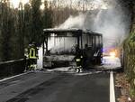 vigili del fuoco spengono due autobus in fiamme fra Loppia e Barga