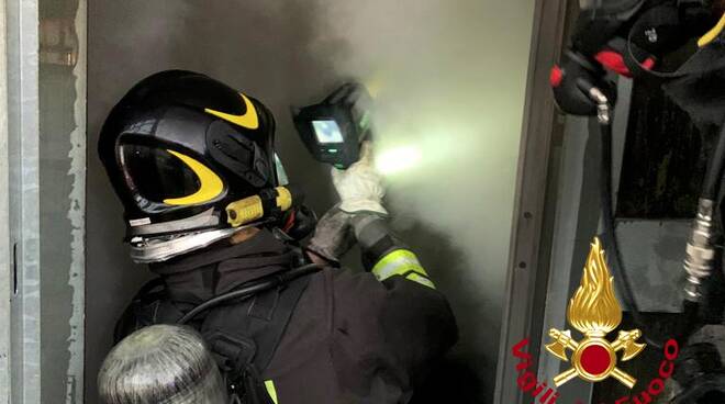 incendio, vinci, vigili del fuoco, laboratorio