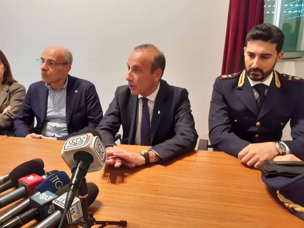 conferenza stampa questura di Pisa aggressione psichiatra