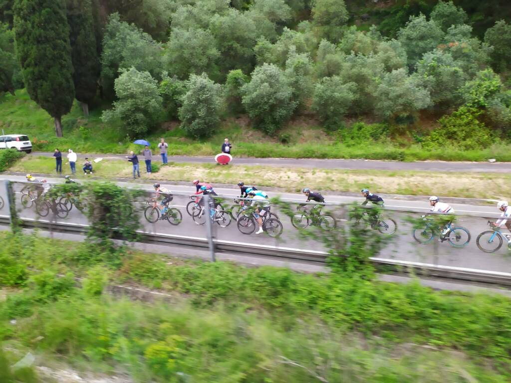 Il Giro d'Italia attraversa la Garfagnana e la Valle: tanti in strada per la carovana rosa