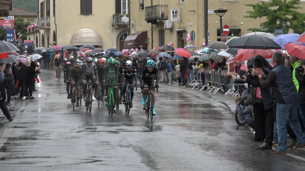 Il Giro d'Italia attraversa la Garfagnana e la Valle: tanti in strada per la carovana rosa