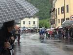 Il Giro d'Italia attraversa la Garfagnana e la Valle: tanti in strada per la carovana rosa