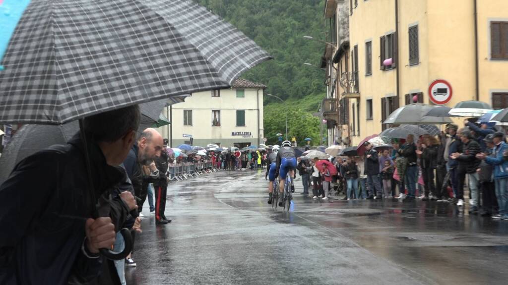 Il Giro d'Italia attraversa la Garfagnana e la Valle: tanti in strada per la carovana rosa