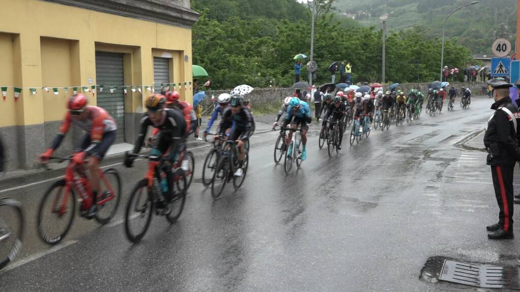 Il Giro d'Italia attraversa la Garfagnana e la Valle: tanti in strada per la carovana rosa