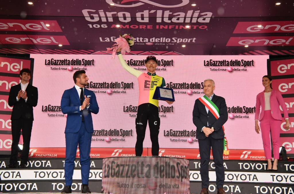 Il Giro d'Italia attraversa la Garfagnana e la Valle: tanti in strada per la carovana rosa