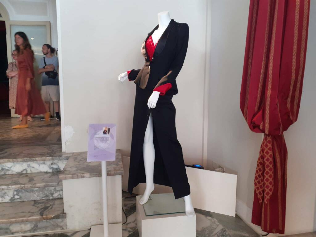 Un viaggio fra lo stile e l'eleganza di Raffaella Carrà: Com'è bello far  la moda inaugura la Lucca Fashion Week(end) - Luccaindiretta