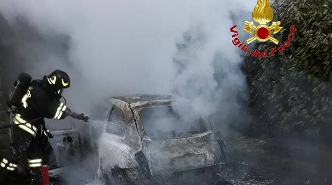 auto in fiamme pistoia