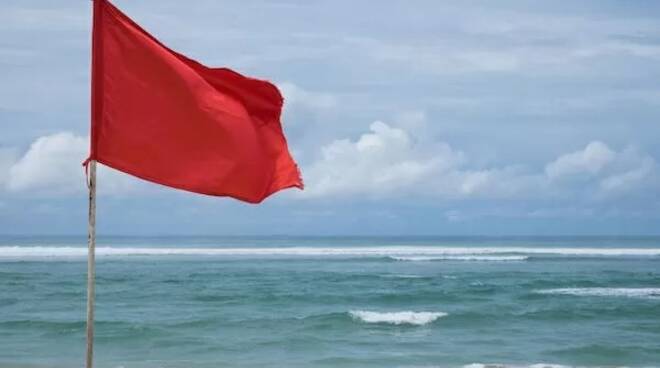 Bandiera rossa mare mosso 