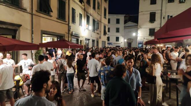 Folla in centro per la Notte Bianca: piazze prese d'assalto per la musica dal vivo