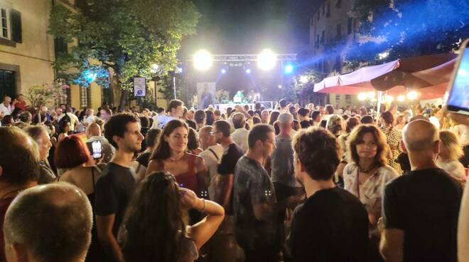 Folla in centro per la Notte Bianca: piazze prese d'assalto per la musica dal vivo