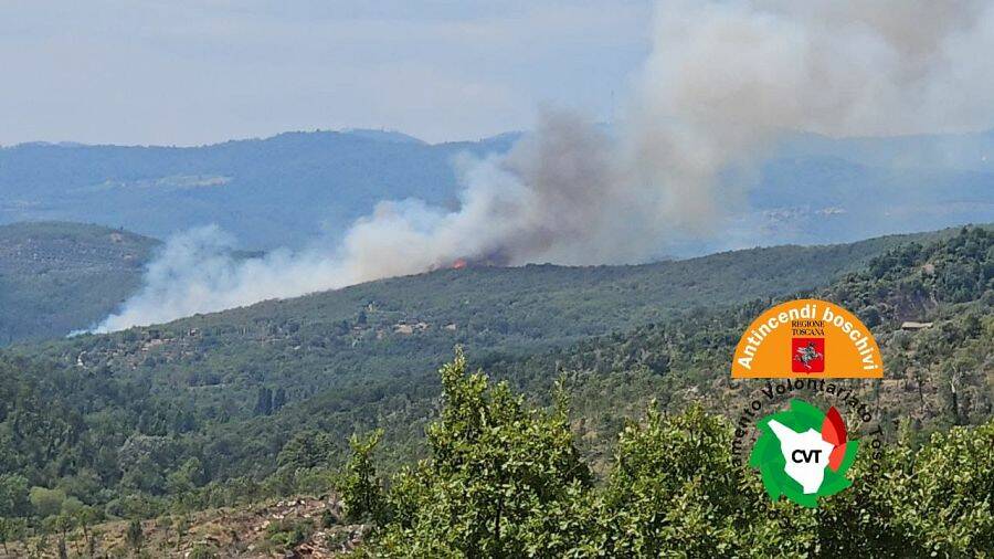 Il Valdarno aretino in fiamme lotta contro il vento