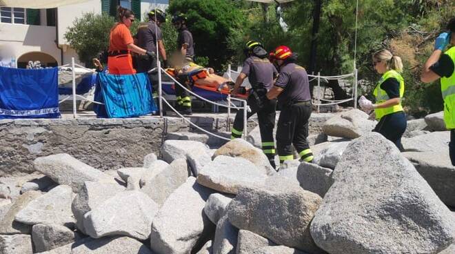 turista caduta su scogli all'elba