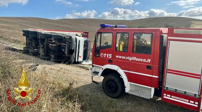 camion ribaltato vigili del fuoco volterra