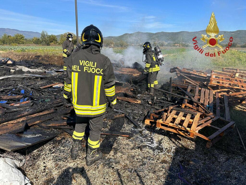 A fuoco materiale legnoso e plastico le fiamme avvolgono un